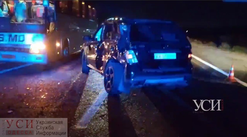 Лоб в лоб: На Хаджибейском мосту легковушка врезалась в автобус (видео) «фото»