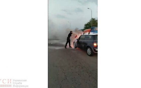 На трассе Одесса-Киев горел автомобиль: взрыва удалось избежать (видео) «фото»
