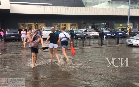 Дождь в Аркадии, ветка, остановившиеся троллейбусы: на Одессу обрушилась непогода (видео) «фото»