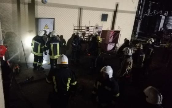 Ночной пожар на НПЗ: обесточен целый район, а местные винят воров кабеля, – полиция открыла производство ОБНОВЛЕНО «фото»