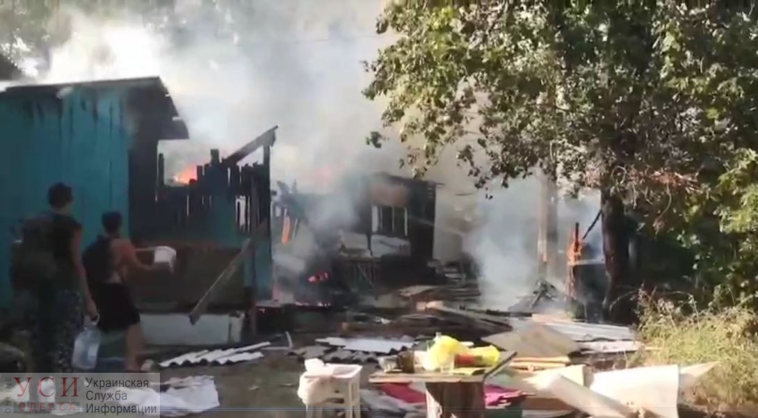 На Чкаловском снова горели пляжные домики, в которых жили бездомные (видео) «фото»