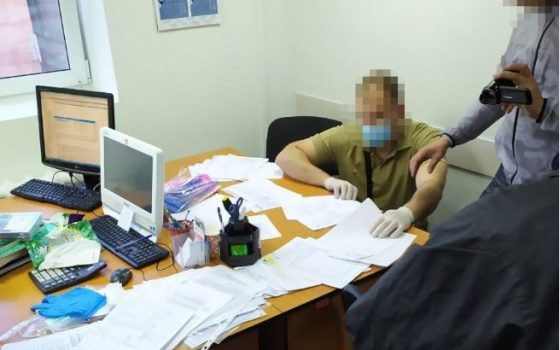 Двух таможенников будут судить за получение взятки «фото»