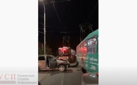 В районе Дома мебели автомобиль врезался в трамвай «фото»