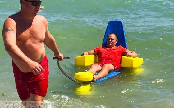 В Черноморске на пляже для людей с инвалидностью появились плавающие коляски для купания (фото) «фото»