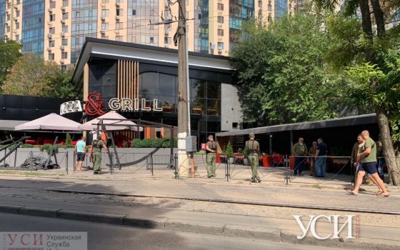 Мэрия убрала с тротуара столики депутатского ресторана на Генуэзской (фото) «фото»