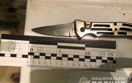 “Оборонялся”: на поселке Котовского задержали 60-летнего мужчину, ударившего ножом обидчика (фото, видео) «фото»