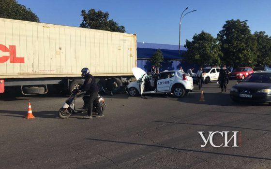 Возле “7 км” произошла авария: автомобиль влетел в фуру (фото, видео) «фото»