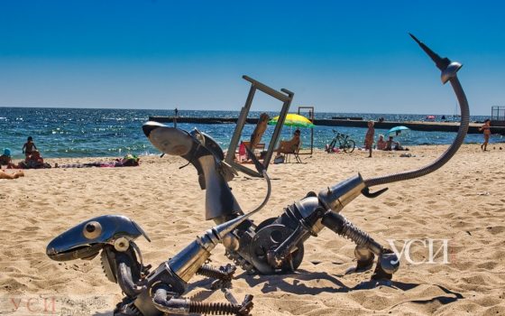 Киберпанк, казан и море в рамке: на одесском пляже открылась необычная выставка (фоторепортаж) «фото»