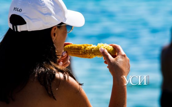 Горячая кукуруза и море: как в Одессе пляжный сезон подходит к концу (фоторепортаж) «фото»
