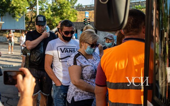 Битва за место в транспорте: как работают новые ограничения и посадочные команды (фото, видео) «фото»