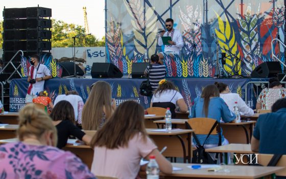 Массовый диктант: Хаецкий – ведущий, поддержка Беларуси и сотня счастливчиков (фото) «фото»