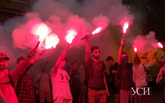 Дело Стерненко: Под Офисом генпрокурора зажгли шины и файеры (фото) «фото»