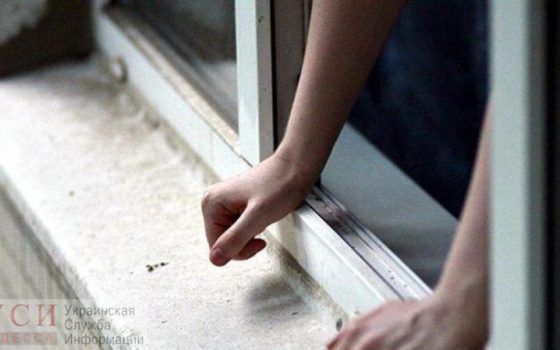 В Одессе с 8 этажа выпала девушка: она жива, но в тяжелом состоянии (видео) «фото»