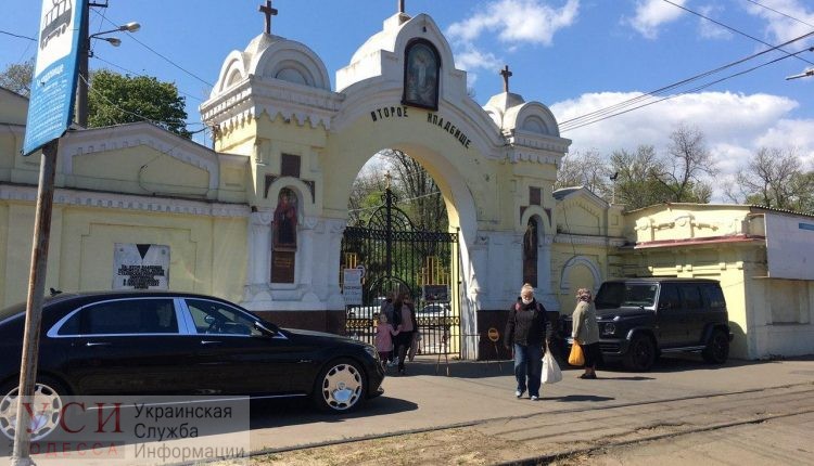 Полиция расследует, зачем выбрасывали кресты на Втором христианском кладбище «фото»