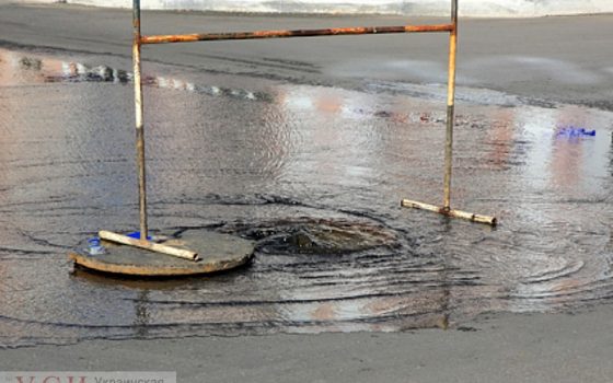 Тяжелый день у водопроводчиков: на Таирова затопило трамвайные пути и прорвало канализацию (видео) «фото»