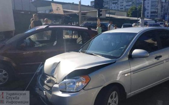 ДТП с тремя машинами произошло на Южном рынке (фото) «фото»