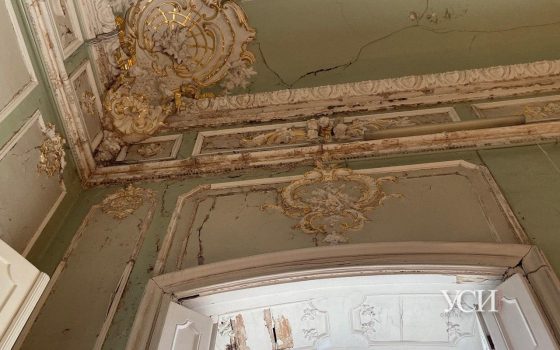 Трещины на полу и “уставшая” лепнина: одесский музей ждет реконструкции (фотофакт) «фото»
