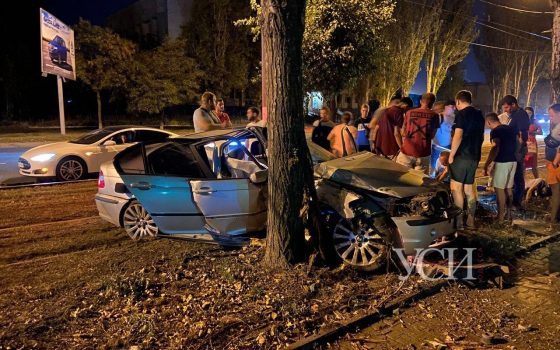 На Пересыпи легковушка врезалась в дерево: троих пострадавших госпитализировали (фото, видео) «фото»