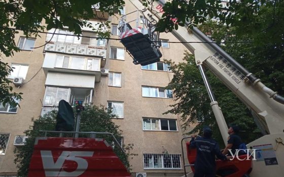 На Таирова горел жилой дом: спасателям стало плохо (фото) ОБНОВЛЕНО «фото»