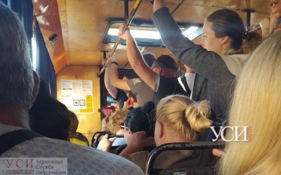 Усиление карантина на одесских маршрутках не сказалось: там полно стоячих пассажиров (фото) «фото»