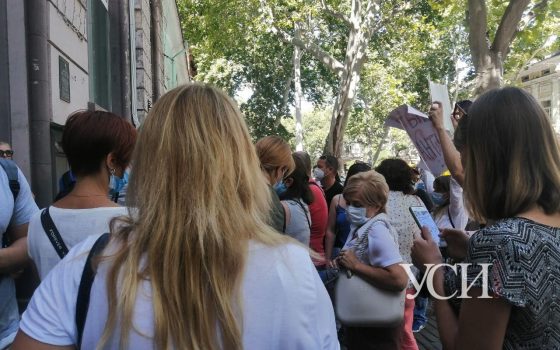 Недовольные жители ЖК “Острова”, где был пожар, пикетируют пресс-конференцию застройщика (прямая трансляция, фото) «фото»