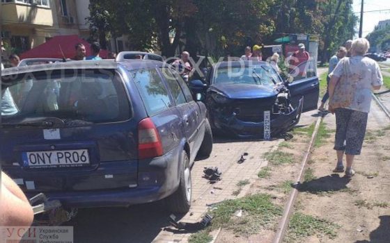 На Петрашевского автомобиль влетел в 17-й трамвай: движение маршрута заблокировано «фото»