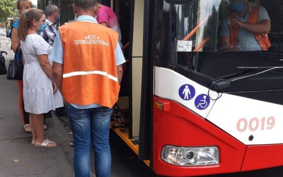 Желтая зона: в одесских трамваях и троллейбусах работают “посадочные команды” (фото) «фото»