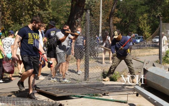 На Лидерсовском бульваре активисты крушат забор депутатской стройки (прямая трансляция, фото, видео) «фото»