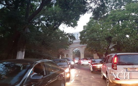 На Ланжероне кошмарные пробки: водители стоят по полчаса, чтобы проехать (фото, видео) «фото»