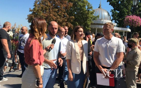 На Потемкинской лестнице активисты Нацкорпуса напали на депутатов ОПЗЖ (прямая трансляция, фото,видео) «фото»