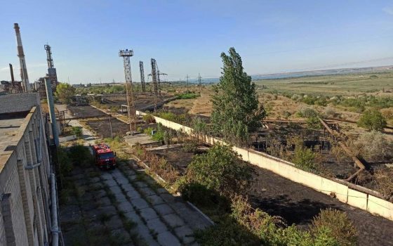 На территории Одесского НПЗ вспыхнул пожар на большой площади (фото) «фото»