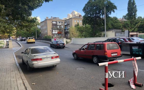 Перед недавно отремонтированным мостом в центре Одессы образовалась дыра в асфальте (фото) «фото»