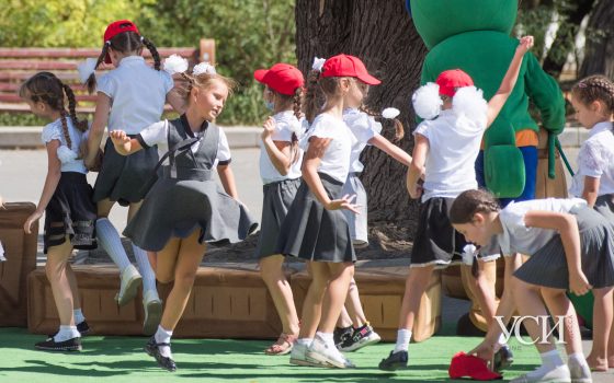 Дети, аниматоры, 1 сентября: как первоклашки гуляли после занятий (фоторепортаж) «фото»