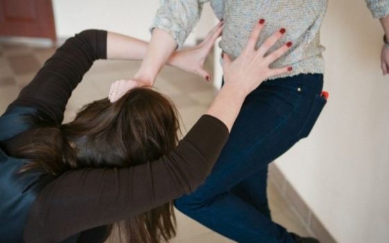 Полиция расследует драку двух школьниц: мама одной из них также вмешалась в потасовку (видео) «фото»