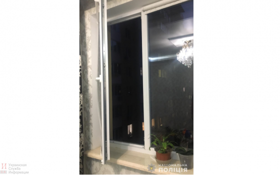 Ребенок выпал из окна 10-го этажа в Радужном: на месте работает полиция «фото»