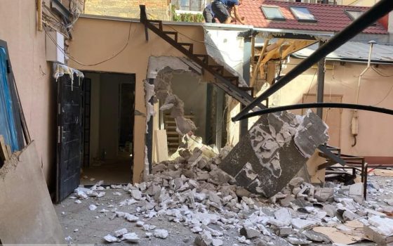 Активисты снесли пристройку к памятнику архитектуры в центре Одессы «фото»