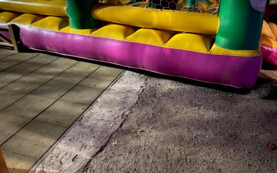 Детские аттракционы, которые перекрыли пешеходные дорожки в Старобазарном сквере, убрали со скандалом (фото) «фото»