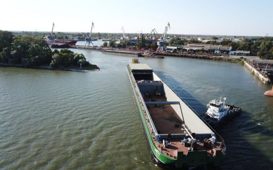 В Одесской области на воду спустили самую большую баржу в Украине (фото) «фото»