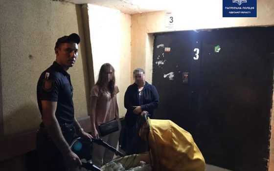 На Таирова полицейские задержали пьяную мать с грудным ребенком: мальчика отдали подруге матери (фото) «фото»