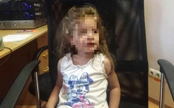 В Одессе 4-летний ребенок сам гулял по вечернему городу, пока пьяная мама отдыхала в кафе (фото) «фото»