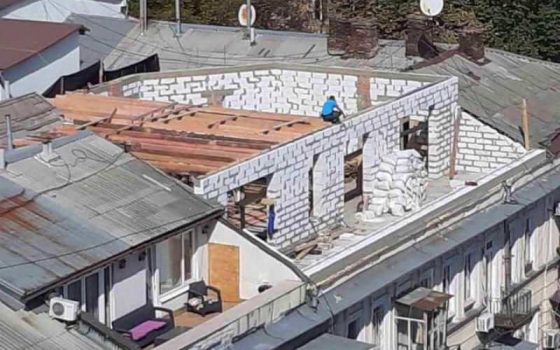 На Дерибасовской на памятнике архитектуры незаконно надстроили мансарду (фото) «фото»