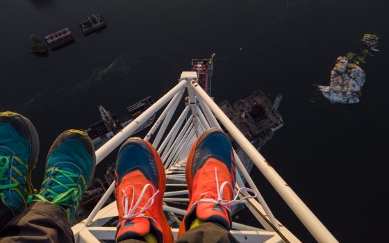 В Запорожье одесситы вылезли на 200-метровый кран посреди Днепра (фото) «фото»