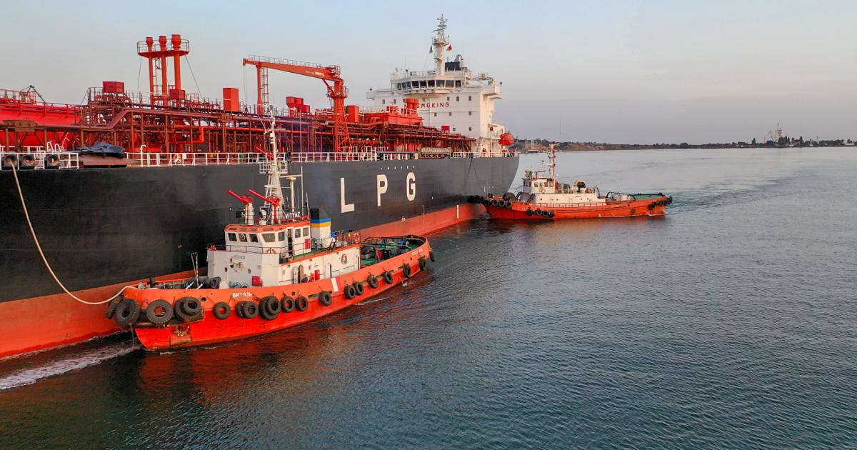 Опасность взрыва на ОПЗ: в порту “Южный” танкеры с аммиаком сопровождают непригодные буксиры (видео) «фото»
