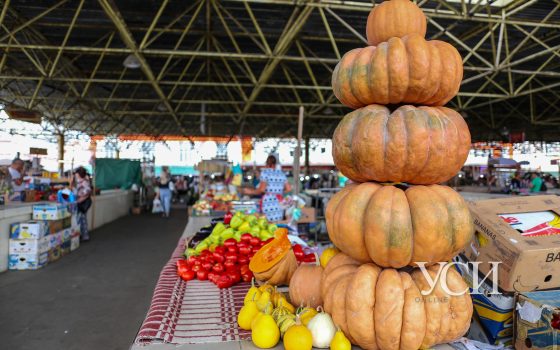 Две стороны одного места: торговля на дневном и вечернем “Привозе” (фоторепортаж) «фото»
