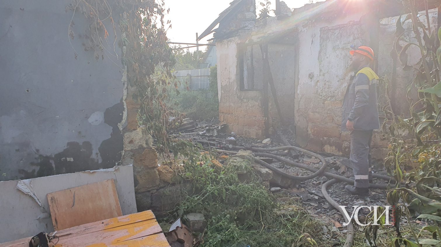 На Таирова в частном секторе пожарные тушили гараж (фото) «фото»