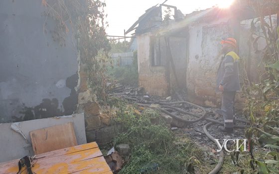 На Таирова в частном секторе пожарные тушили гараж (фото) «фото»