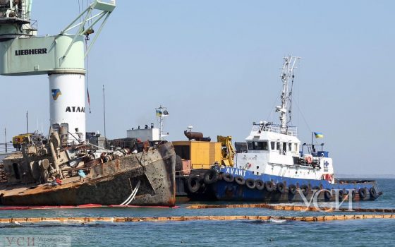 В Одессе начинают финальный этап подъема Delfi: пригнали баржу, необходимую для эвакуации танкера (фото, видео) ОБНОВЛЕНО «фото»
