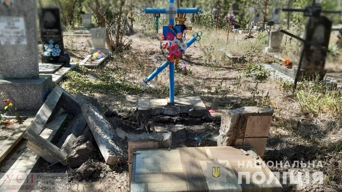За металл: неизвестные устроили погром на кладбище в Аккермане (фото) «фото»