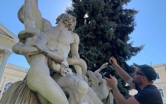 Вернули пальцы сыну жреца: в Одессе реставрируют знаменитую скульптуру (фото) «фото»