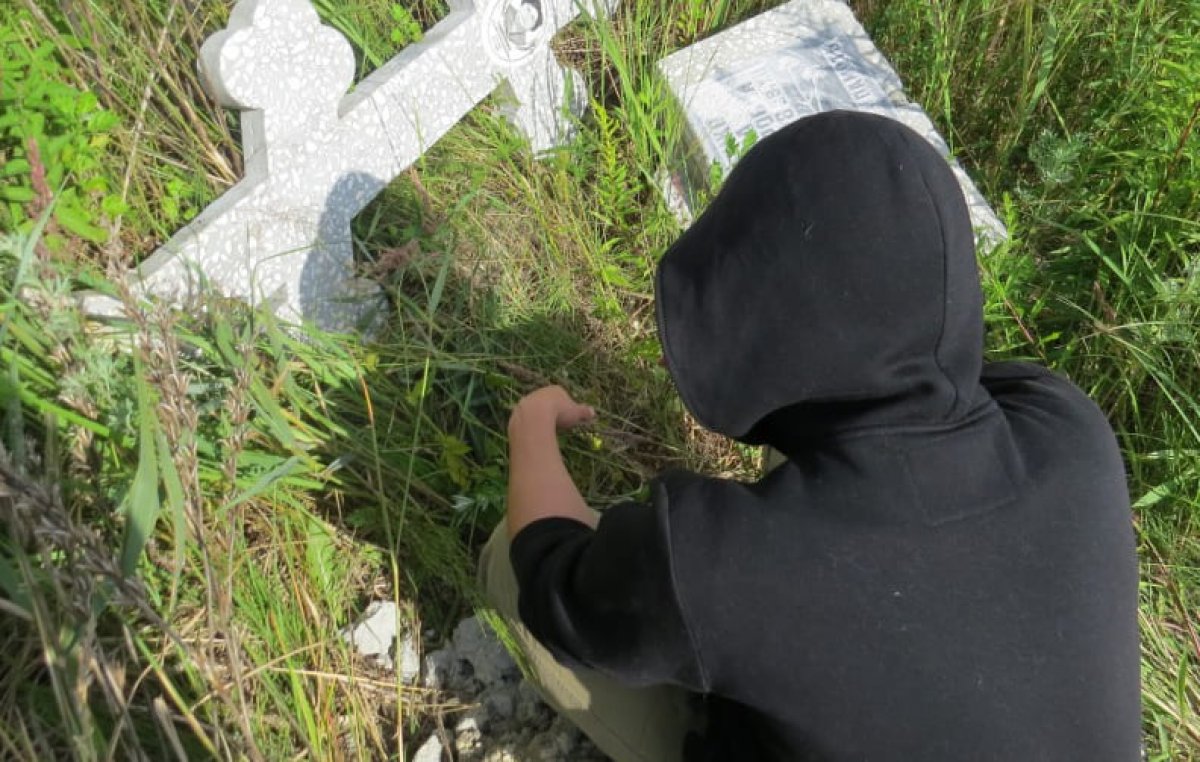 Жителя Одесской области осудили на 4 года за разрушение надгробий «фото»